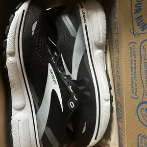 Brand New Brooks Ghost 15 Size 6